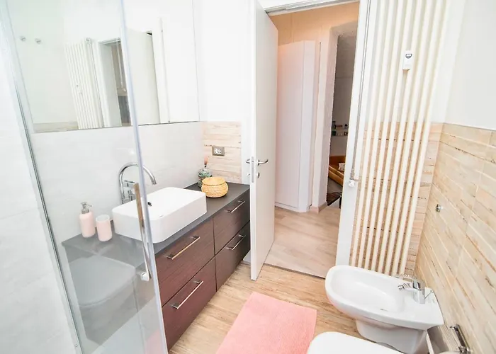 Sara E Melissa House