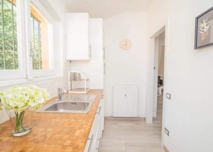 Sara E Melissa House Lierna